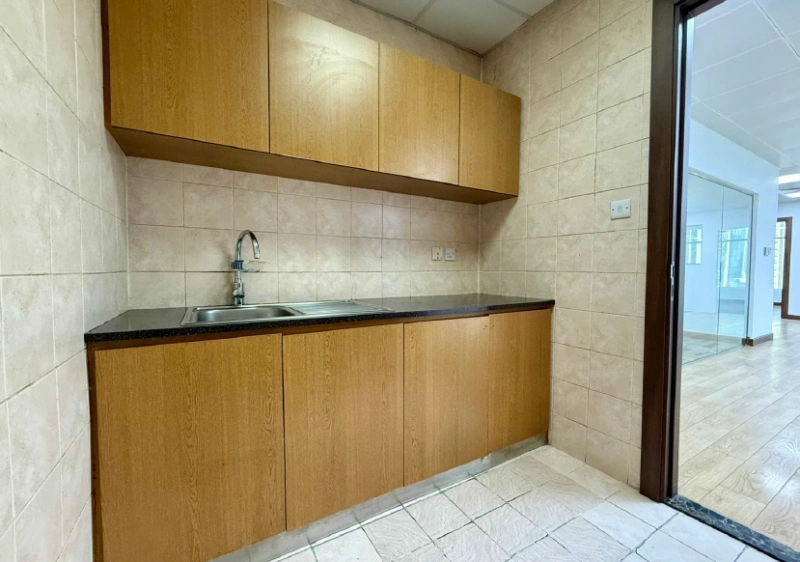 Vacant Huge Office For SALE - Vollständig ausgestattet unmöbliert