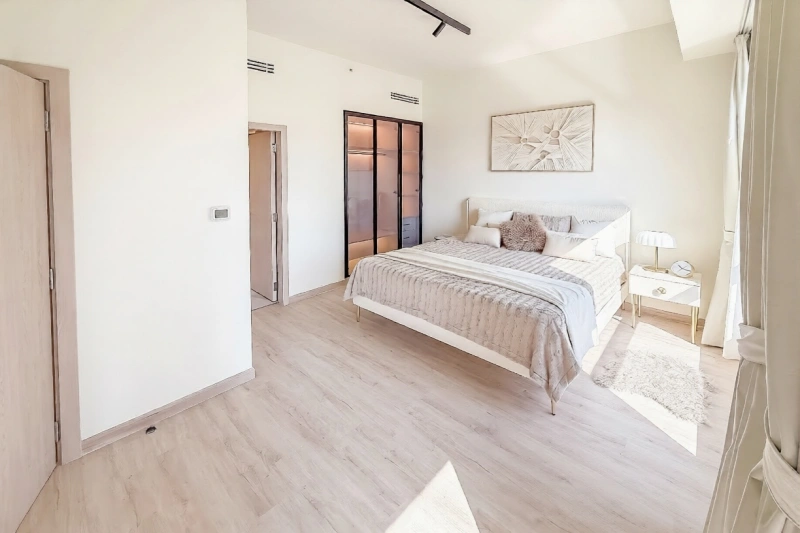 Atemberaubende 1-Zimmer-Wohnung mit Blick auf den Yachthafen, Upgraded Brand New Möbliert!