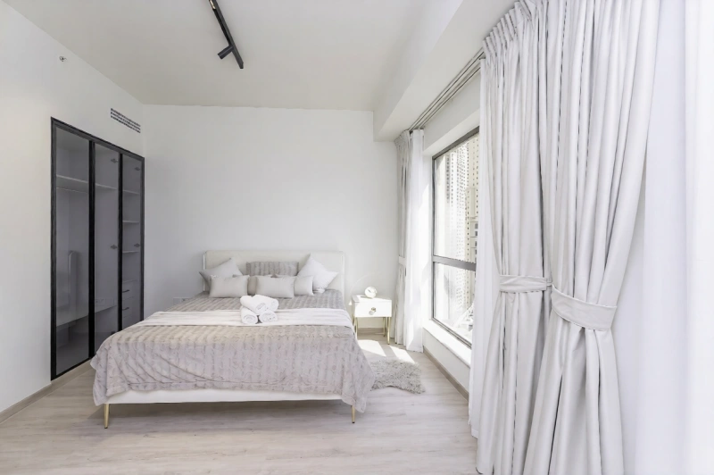 Atemberaubende 1-Zimmer-Wohnung mit Blick auf den Yachthafen, Upgraded Brand New Möbliert!