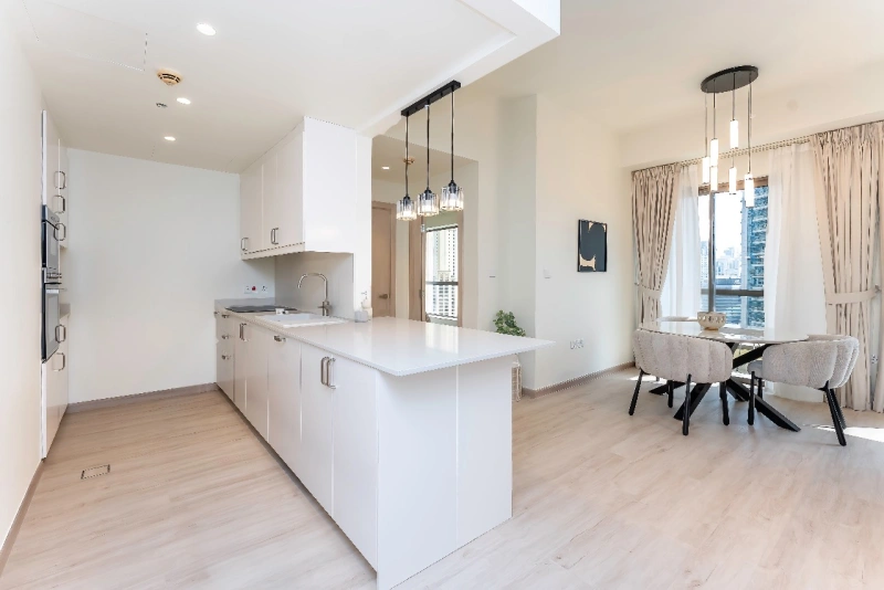 Atemberaubende 1-Zimmer-Wohnung mit Blick auf den Yachthafen, Upgraded Brand New Möbliert!