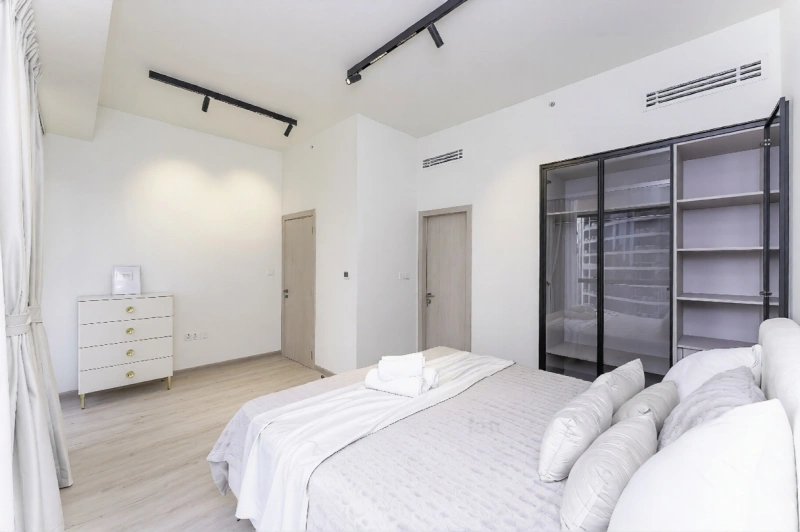 Atemberaubende 1-Zimmer-Wohnung mit Blick auf den Yachthafen, Upgraded Brand New Möbliert!