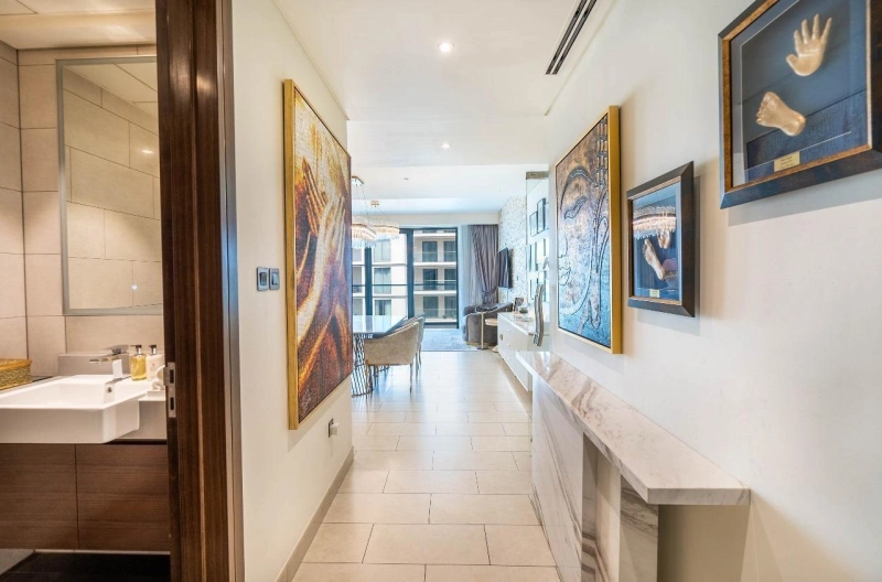 Luxuriöse 3-Zimmer-Wohnung mit Arbeitszimmer. Möbliert, integrierte Geräte.