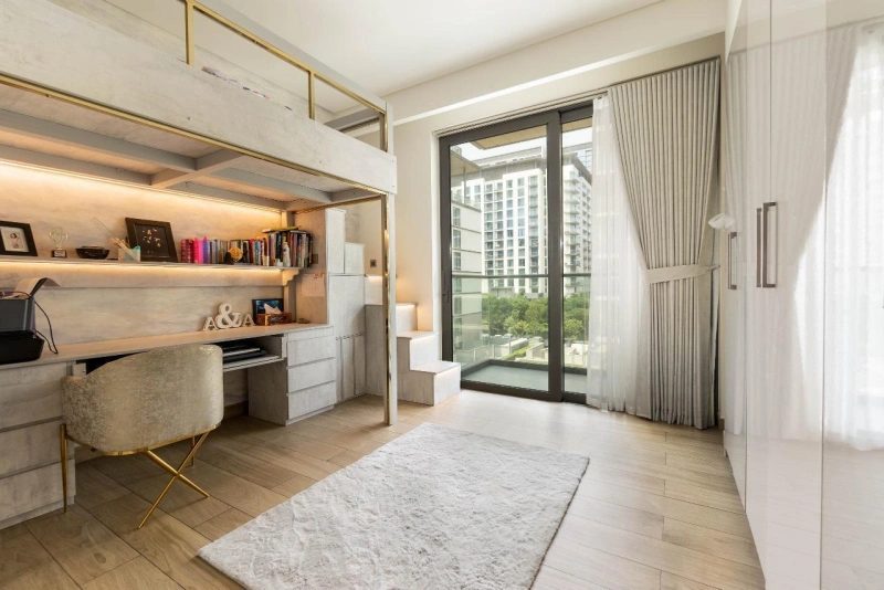 Luxuriöse 3-Zimmer-Wohnung mit Arbeitszimmer. Möbliert, integrierte Geräte.