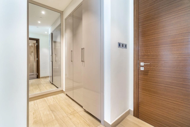 Luxuriöse 3-Zimmer-Wohnung mit Arbeitszimmer. Möbliert, integrierte Geräte.