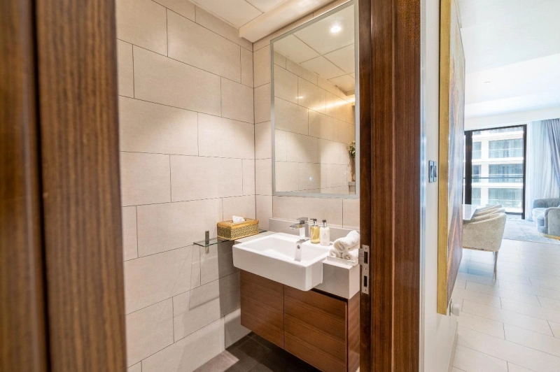 Luxuriöse 3-Zimmer-Wohnung mit Arbeitszimmer. Möbliert, integrierte Geräte.