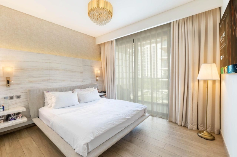 Luxuriöse 3-Zimmer-Wohnung mit Arbeitszimmer. Möbliert, integrierte Geräte.