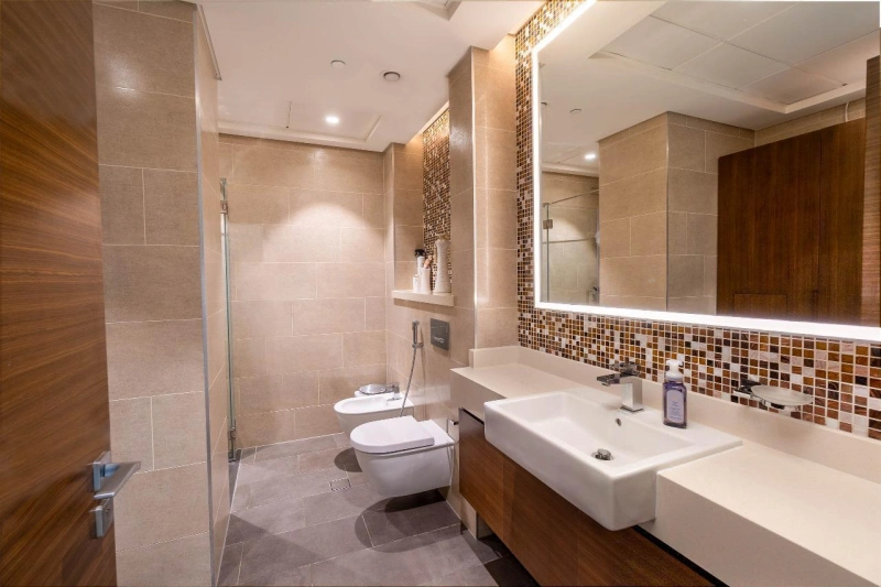 Luxuriöse 3-Zimmer-Wohnung mit Arbeitszimmer. Möbliert, integrierte Geräte.