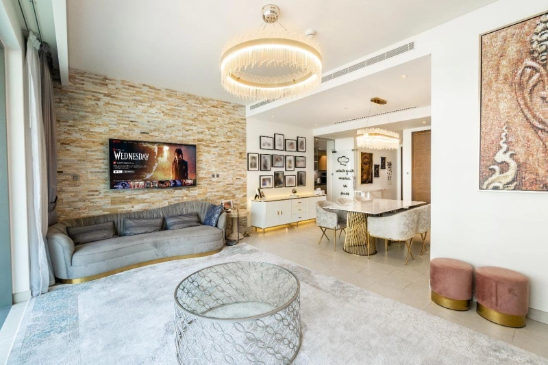 Luxuriöse 3-Zimmer-Wohnung mit Arbeitszimmer. Möbliert, integrierte Geräte.