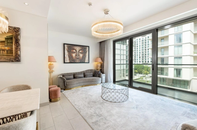 Luxuriöse 3-Zimmer-Wohnung mit Arbeitszimmer. Möbliert, integrierte Geräte.