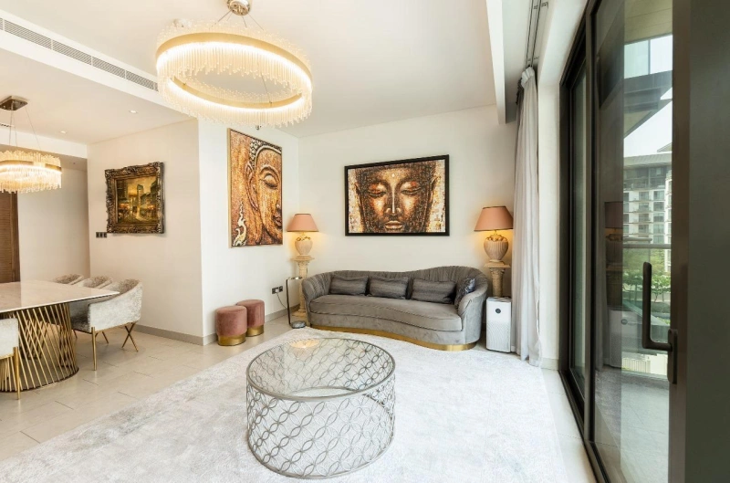 Luxuriöse 3-Zimmer-Wohnung mit Arbeitszimmer. Möbliert, integrierte Geräte.