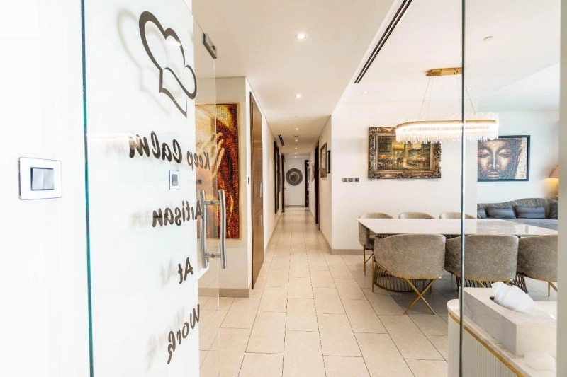 Luxuriöse 3-Zimmer-Wohnung mit Arbeitszimmer. Möbliert, integrierte Geräte.