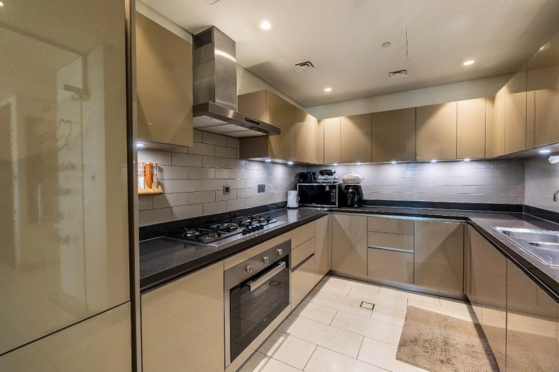 Luxuriöse 3-Zimmer-Wohnung mit Arbeitszimmer. Möbliert, integrierte Geräte.