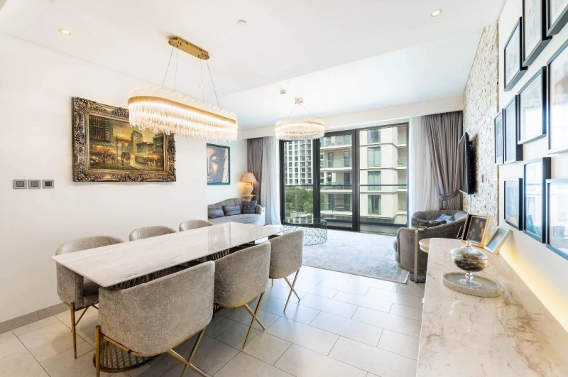 Luxuriöse 3-Zimmer-Wohnung mit Arbeitszimmer. Möbliert, integrierte Geräte.