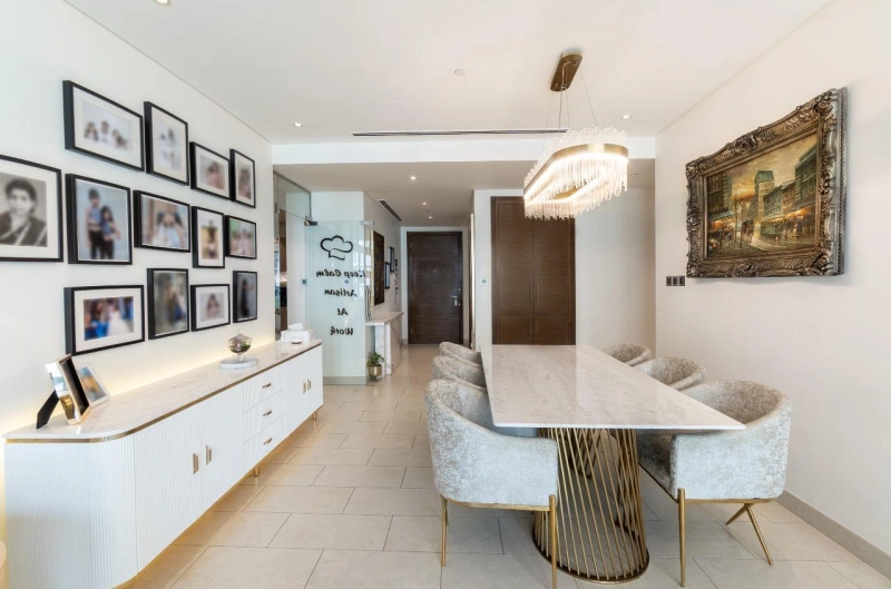 Luxuriöse 3-Zimmer-Wohnung mit Arbeitszimmer. Möbliert, integrierte Geräte.