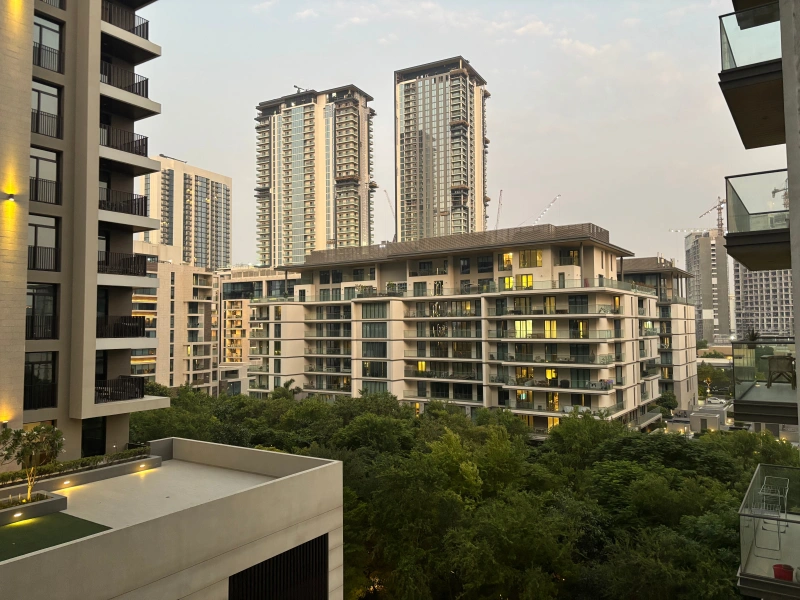 Modernes Studio-Apartment mit Pool- und Parkblick in Sobha Hartland Greens