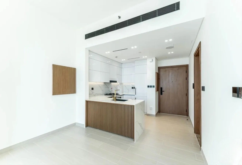 Moderne 2-Zimmer Wohnung mit Poolblick und offener Küche in zentraler Lage