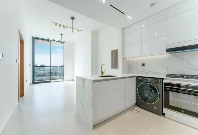 Moderne 2-Zimmer Wohnung mit Poolblick und offener Küche in zentraler Lage