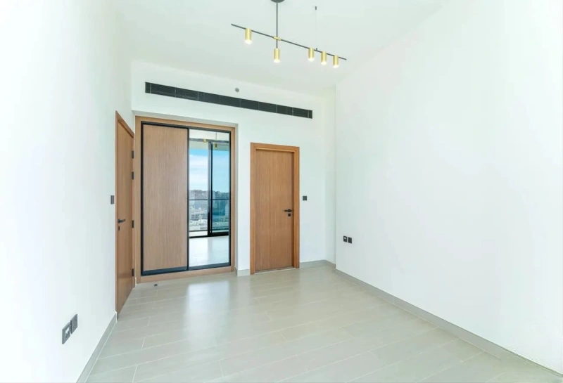 Moderne 2-Zimmer Wohnung mit Poolblick und offener Küche in zentraler Lage