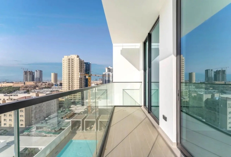 Moderne 2-Zimmer Wohnung mit Poolblick und offener Küche in zentraler Lage