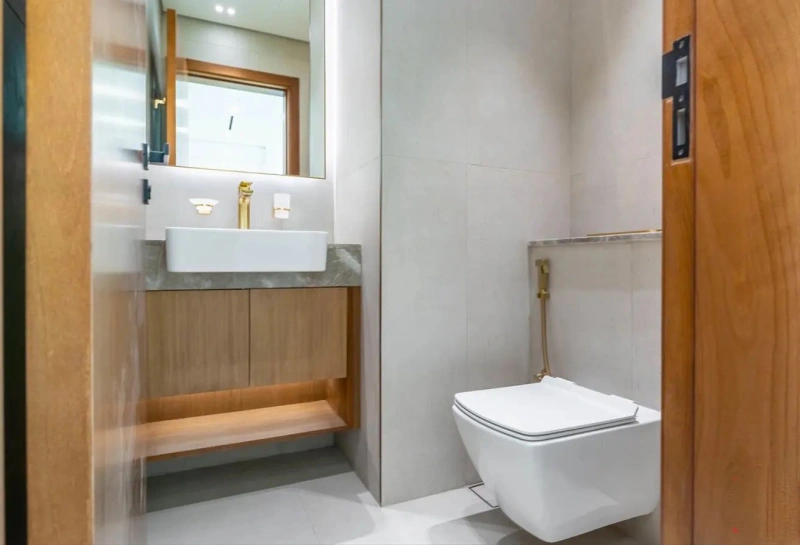 Moderne 2-Zimmer Wohnung mit Poolblick und offener Küche in zentraler Lage