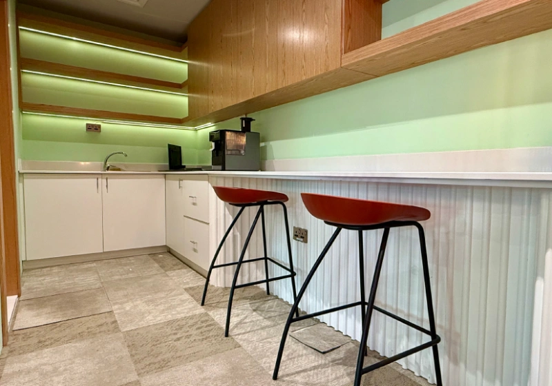 Leerstehendes, bezugsfertiges und voll möbliertes Büro zu verkaufen