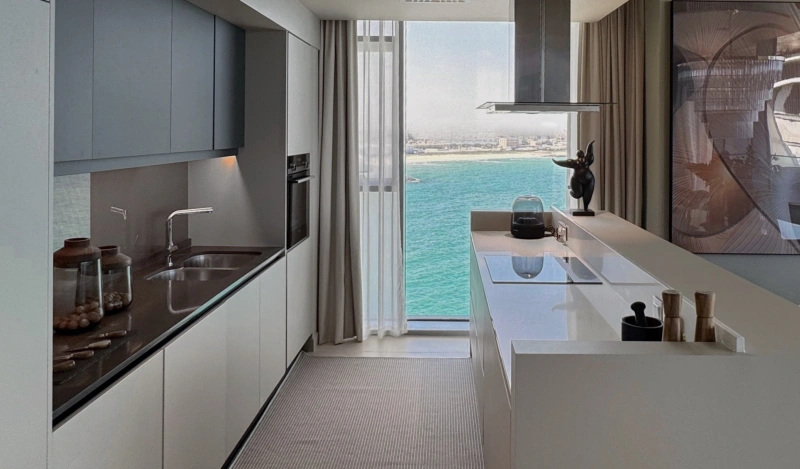 Luxuriöse Wohnung mit 5 Schlafzimmern, Meerblick & Dienstmädchenzimmer in bester Lage!