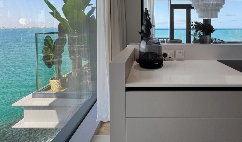 Luxuriöse Wohnung mit 5 Schlafzimmern, Meerblick & Dienstmädchenzimmer in bester Lage!