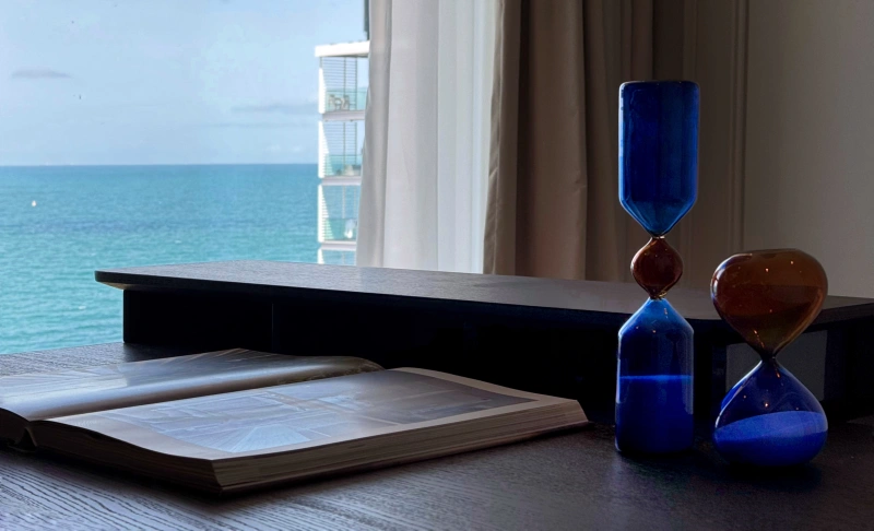 Luxuriöse Wohnung mit 5 Schlafzimmern, Meerblick & Dienstmädchenzimmer in bester Lage!