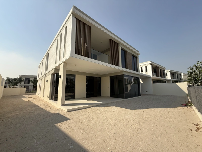 Exklusive 5-Zimmer-Villa mit Garten und Parkblick in Tilal Al Ghaf - Angebot!