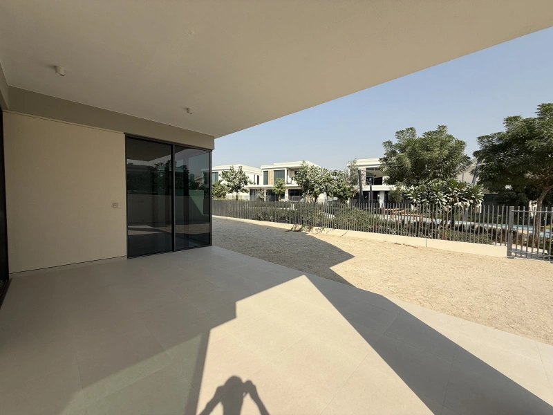 Exklusive 5-Zimmer-Villa mit Garten und Parkblick in Tilal Al Ghaf - Angebot!