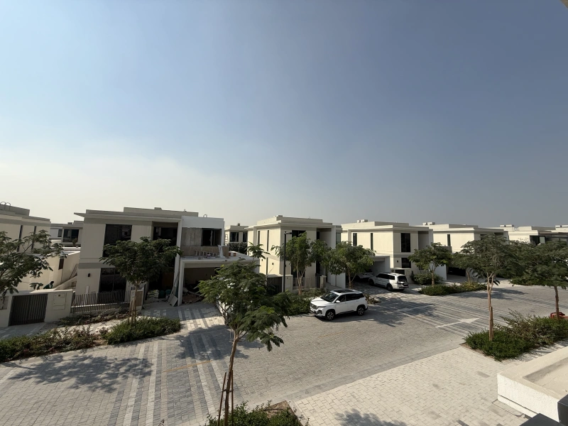 Exklusive 5-Zimmer-Villa mit Garten und Parkblick in Tilal Al Ghaf - Angebot!