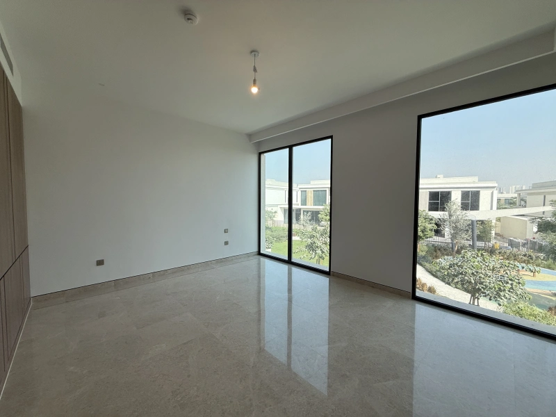 Exklusive 5-Zimmer-Villa mit Garten und Parkblick in Tilal Al Ghaf - Angebot!