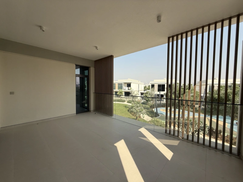 Exklusive 5-Zimmer-Villa mit Garten und Parkblick in Tilal Al Ghaf - Angebot!