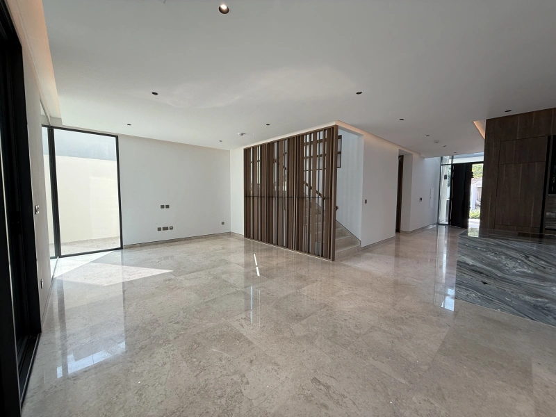 Exklusive 5-Zimmer-Villa mit Garten und Parkblick in Tilal Al Ghaf - Angebot!