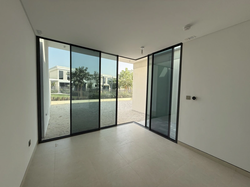 Exklusive 5-Zimmer-Villa mit Garten und Parkblick in Tilal Al Ghaf - Angebot!