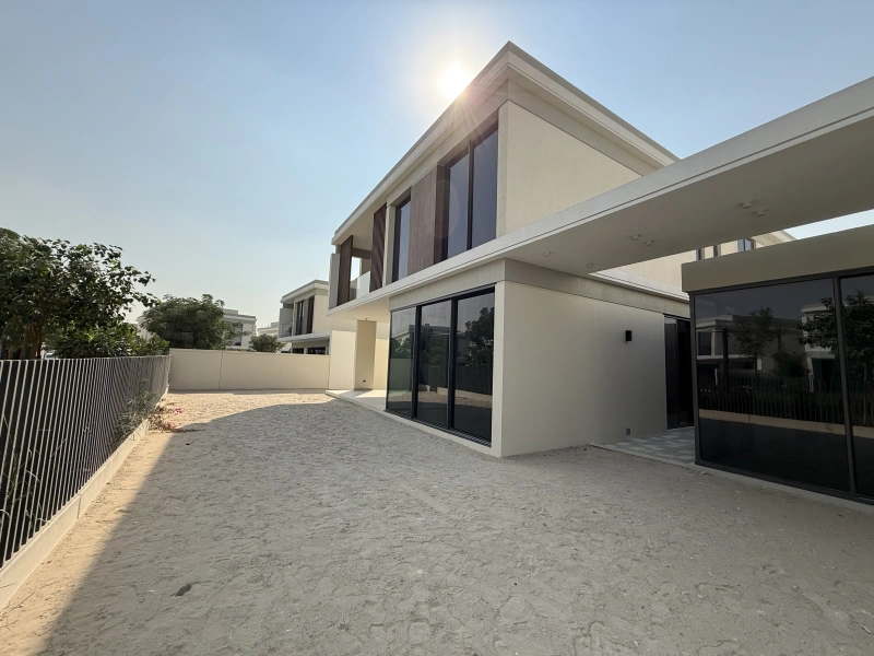 Exklusive 5-Zimmer-Villa mit Garten und Parkblick in Tilal Al Ghaf - Angebot!