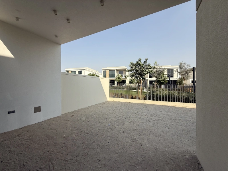 Exklusive 5-Zimmer-Villa mit Garten und Parkblick in Tilal Al Ghaf - Angebot!