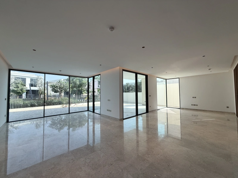 Exklusive 5-Zimmer-Villa mit Garten und Parkblick in Tilal Al Ghaf - Angebot!