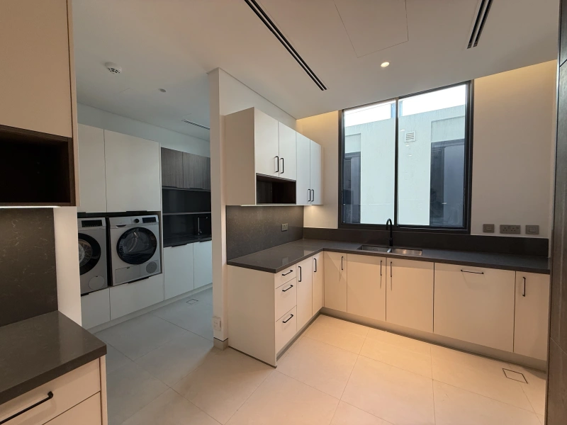 Exklusive 5-Zimmer-Villa mit Garten und Parkblick in Tilal Al Ghaf - Angebot!