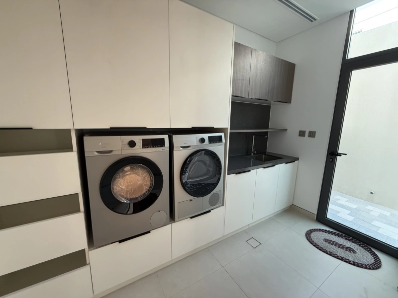 Exklusive 5-Zimmer-Villa mit Garten und Parkblick in Tilal Al Ghaf - Angebot!