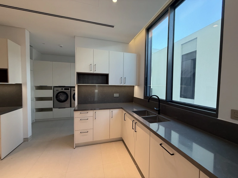 Exklusive 5-Zimmer-Villa mit Garten und Parkblick in Tilal Al Ghaf - Angebot!