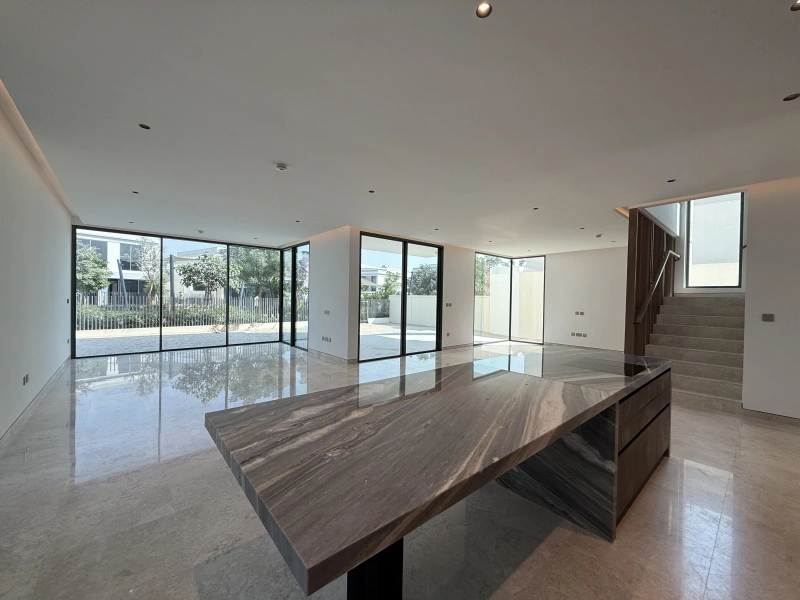 Exklusive 5-Zimmer-Villa mit Garten und Parkblick in Tilal Al Ghaf - Angebot!