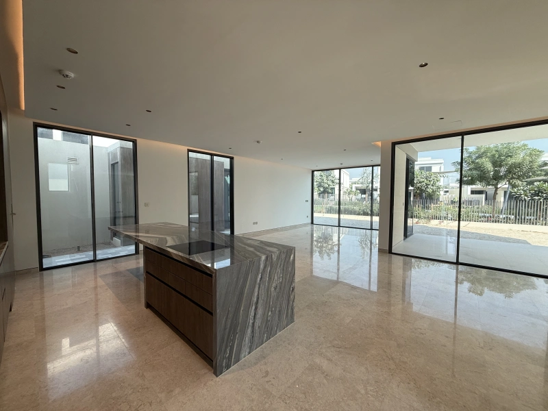 Exklusive 5-Zimmer-Villa mit Garten und Parkblick in Tilal Al Ghaf - Angebot!