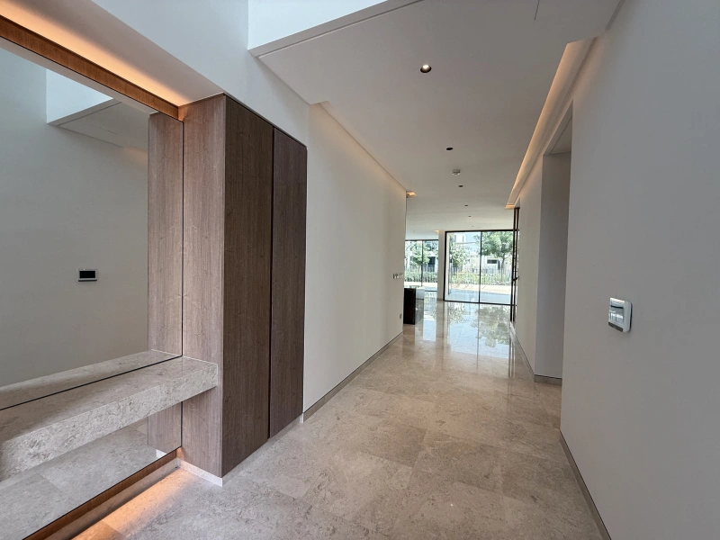 Exklusive 5-Zimmer-Villa mit Garten und Parkblick in Tilal Al Ghaf - Angebot!