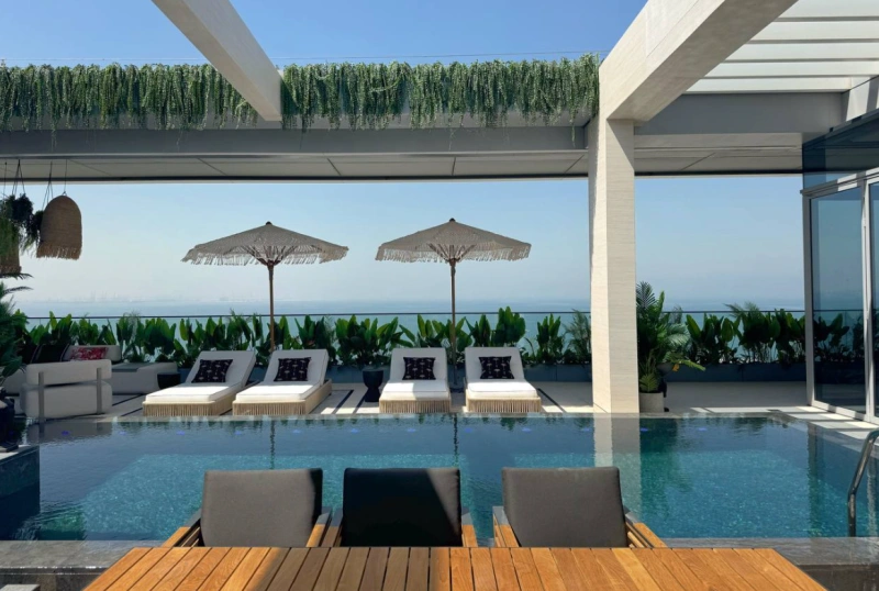 Exklusives 5-Schlafzimmer-Penthouse mit privatem Pool und Jacuzzi