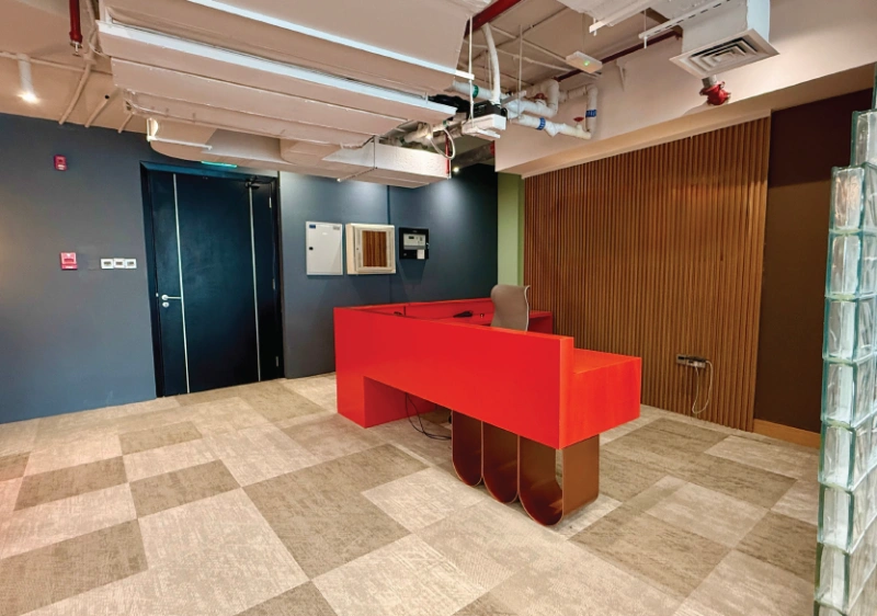 Leeres, bezugsfertiges, voll möbliertes Büro zu vermieten