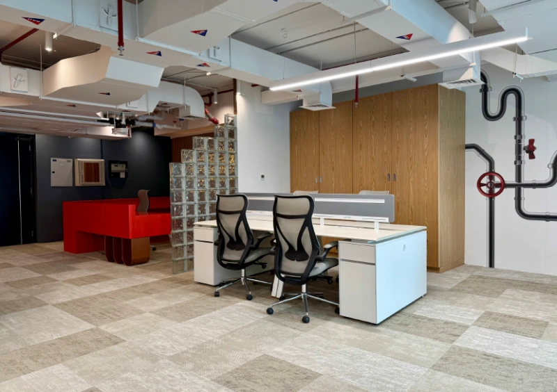 Leeres, bezugsfertiges, voll möbliertes Büro zu vermieten