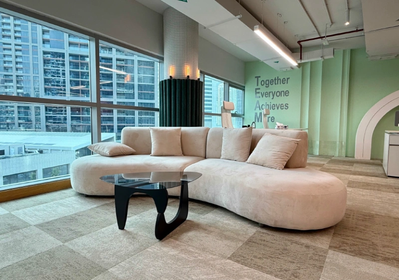 Leeres, bezugsfertiges, voll möbliertes Büro zu vermieten