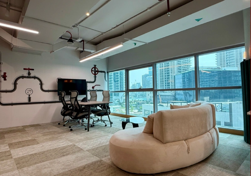 Leeres, bezugsfertiges, voll möbliertes Büro zu vermieten