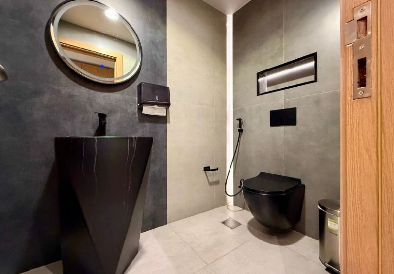 Leeres, bezugsfertiges, voll möbliertes Büro zu vermieten